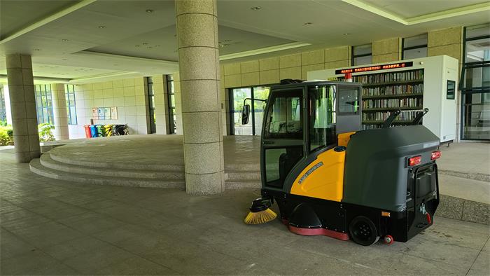 南博C190全封閉式掃地車服務(wù)于風(fēng)景區(qū).jpg 南博C190全封閉式掃地車服務(wù)于風(fēng)景區(qū).jpg