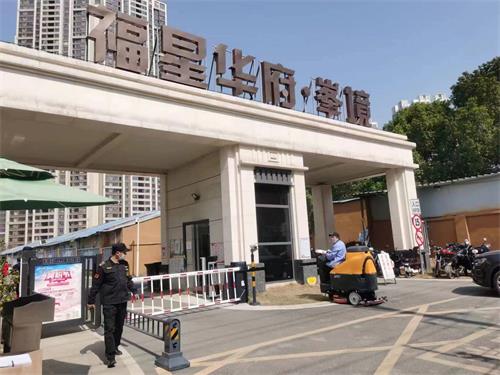 中大型駕駛式洗地機(jī).jpg 中大型駕駛式洗地機(jī).jpg