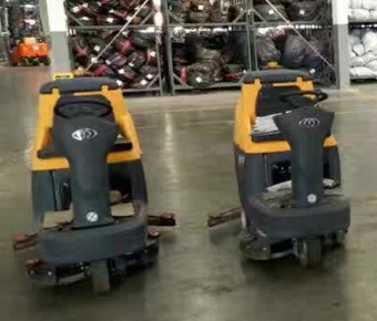 銘創M70駕駛式洗地車服務于輪胎生產車間