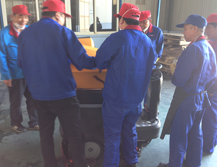 銘創M70駕駛式洗地機服務于倉庫