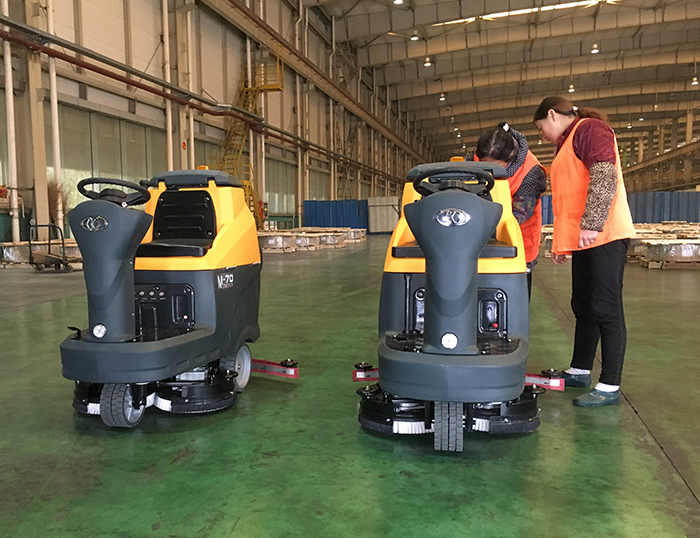 銘創(chuàng)M70駕駛式洗地機(jī)服務(wù)于倉(cāng)庫(kù)