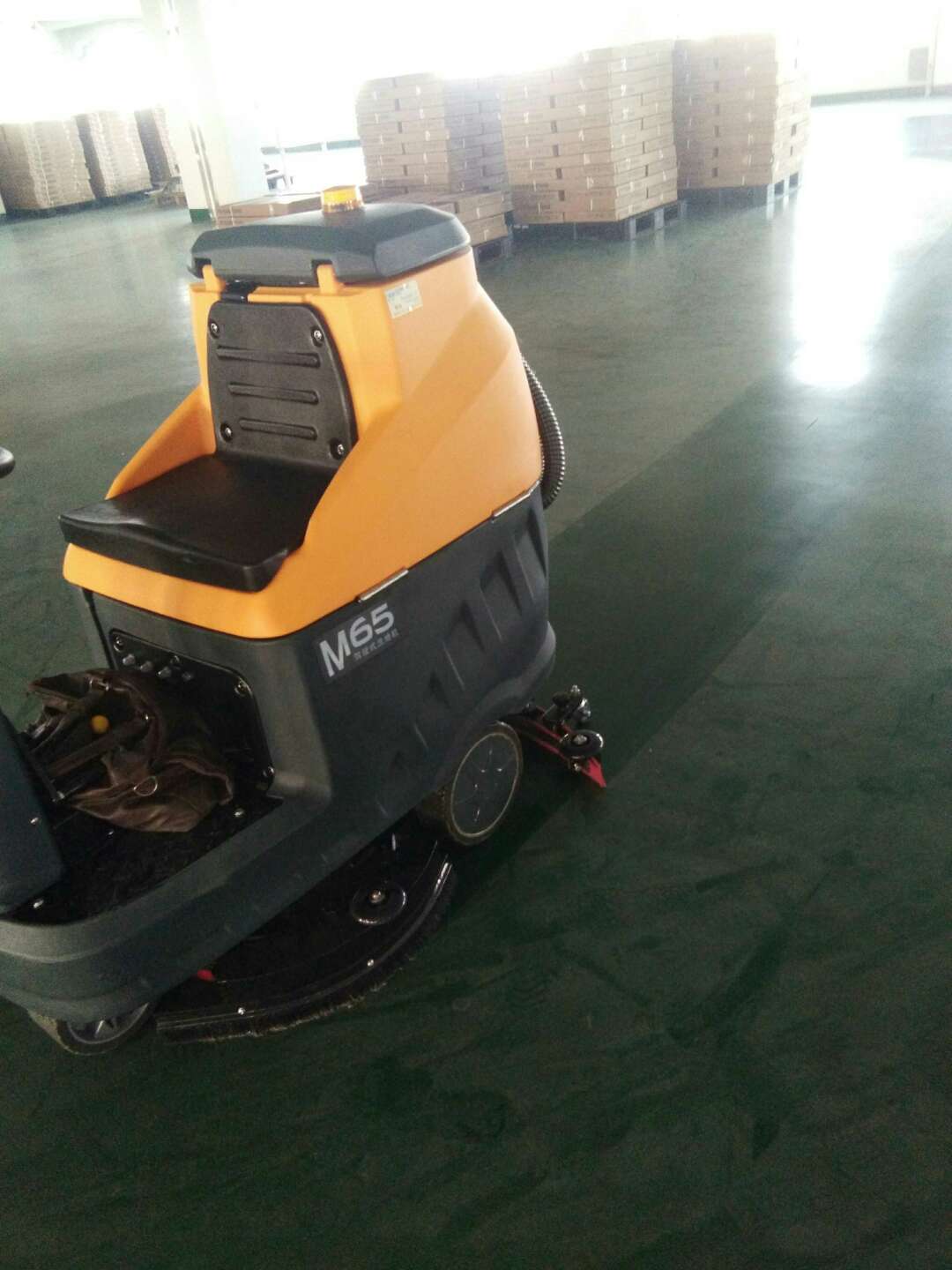 銘創(chuàng)M65電動(dòng)駕駛式洗地機(jī)服務(wù)于倉(cāng)庫(kù)