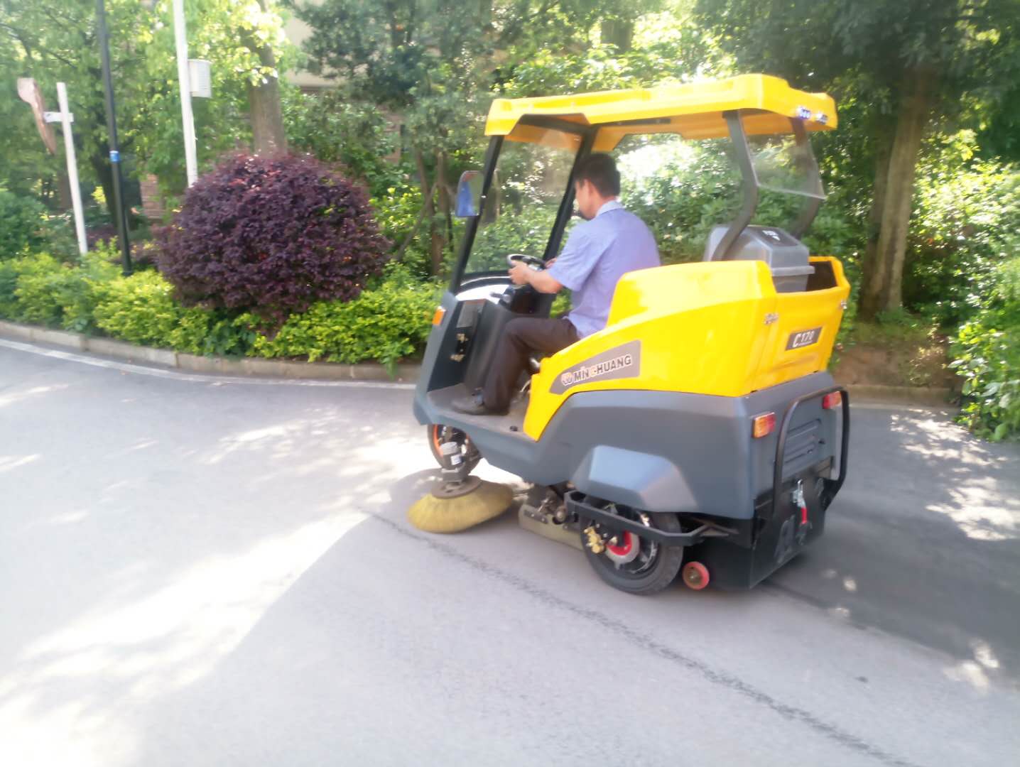Minchuang C70 electric driving road sweeper to serve the community
