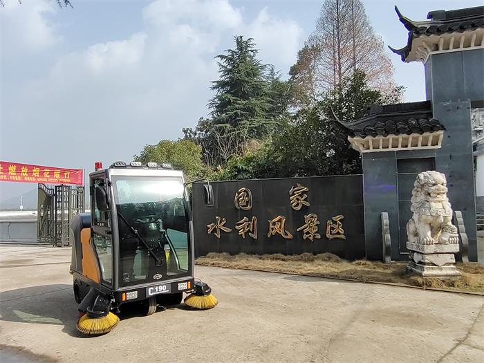 銘創(chuàng)C190全封閉式掃地車服務(wù)于風(fēng)景區(qū)