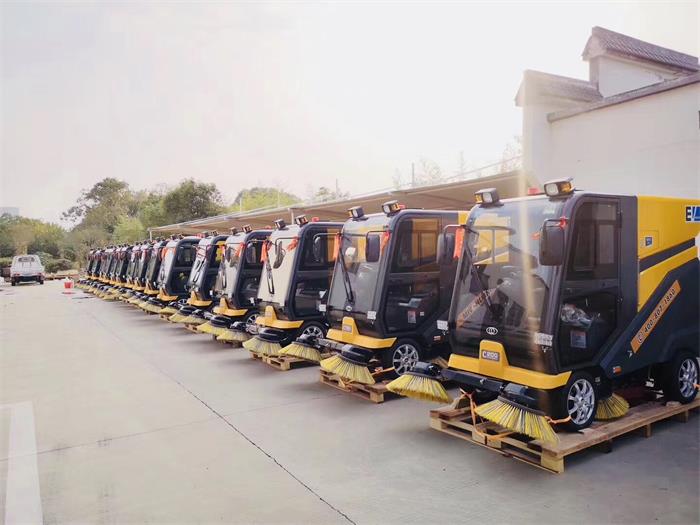 銘創C200全封閉式道路清掃車服務于高速公路系統