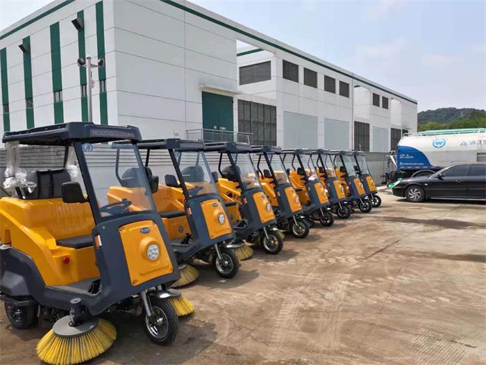 銘創(chuàng)C170半封閉式道路清掃車服務(wù)于南京環(huán)衛(wèi) 銘創(chuàng)C170半封閉式道路清掃車服務(wù)于南京環(huán)衛(wèi)