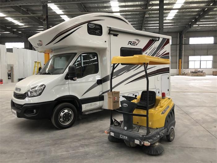 銘創(chuàng)C120駕駛式掃地車服務(wù)于倉(cāng)庫(kù)