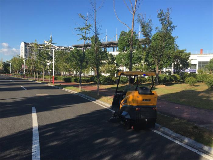 銘創(chuàng)C170半封閉式道路清掃車服務(wù)于合肥某高校