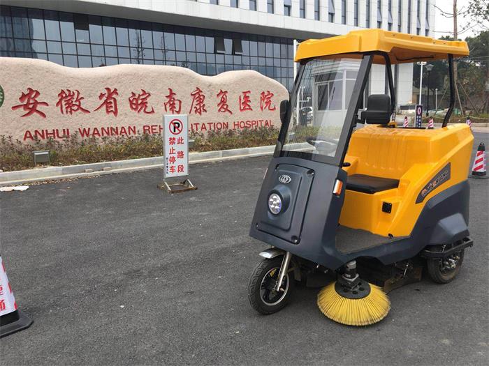 銘創(chuàng)C170半封閉式道路清掃車服務(wù)于蕪湖某醫(yī)院